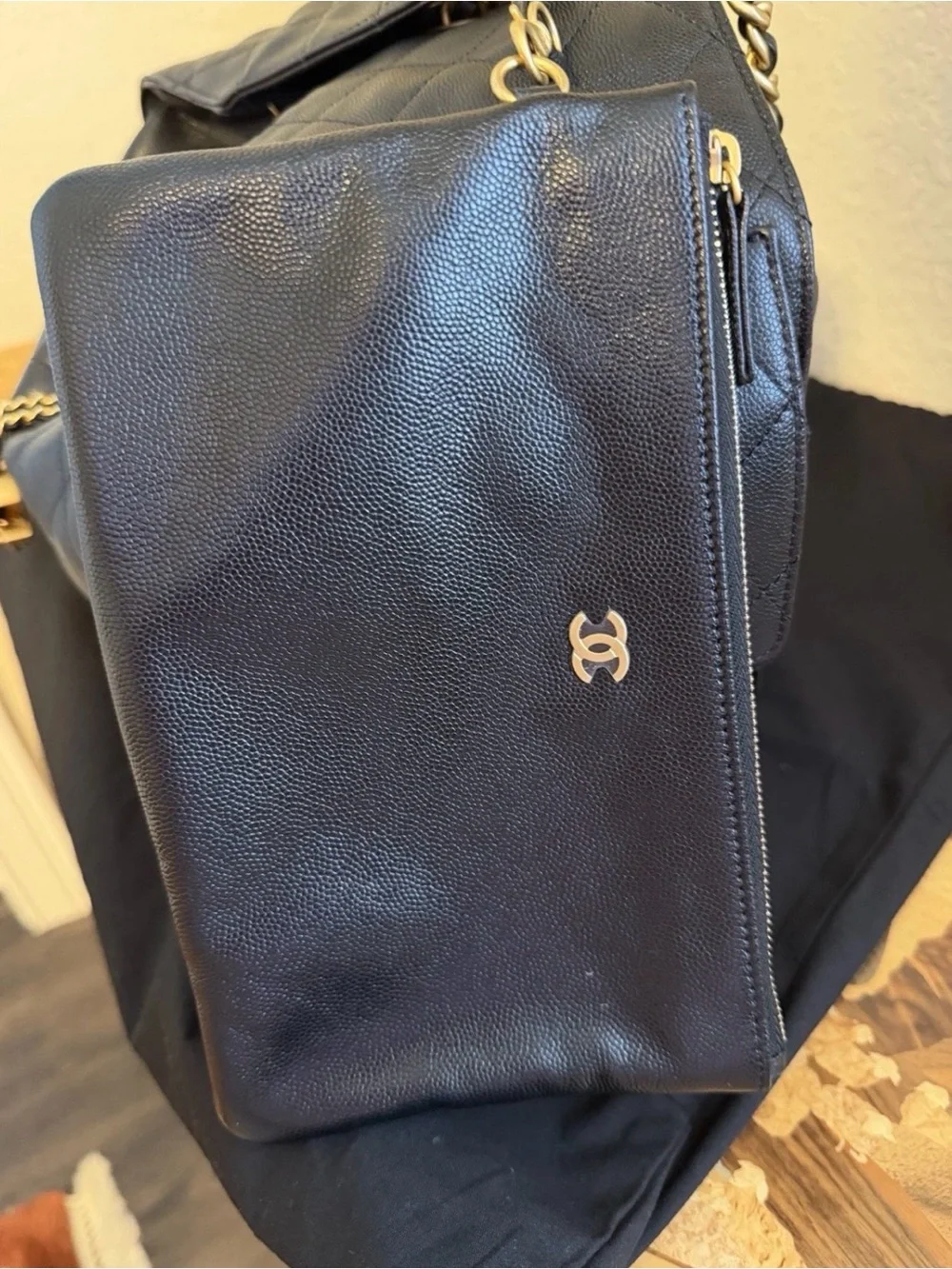 Chanel 25 bag in black grain leather and golden hardware. Medium size.